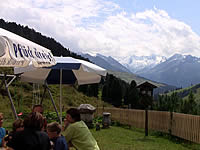 Biergarten vor der Jausenstation Salzachjochhütte mit toller Aussicht