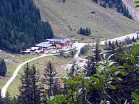 Blick von oben auf den Alpengasthof Finkau