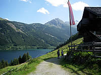 Berghütte Silberleiten in Österreich, Wanderung am Stausee entlang, wandern zur Bärschlagalm 09